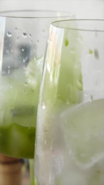 Şık bardaklarda servis edilen ferahlatıcı yeşil bir içecek yapmak için görsel yolculuğun tadını çıkarın.