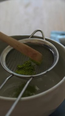 Bu görsel rehber kibrit çayı yapmaya odaklanır, pürüzsüz bir doku için kritik gerginlik sürecini vurgular