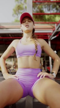 Mor renkli kıyafetler içinde canlı bir egzersiz, zahmetsizce ilham vermek için atletizm ve stil gösterisi.