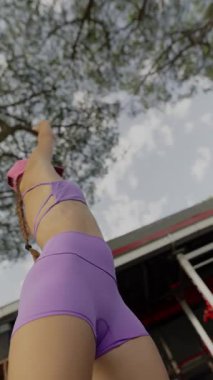 Açık havada dinamik ve büyüleyici bir fitness, enerji ve canlı mor atletik giysi gösterisi