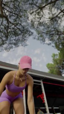 Canlı ve canlı bir egzersiz sahnesi. Açık havada spor, spor, enerji ve coşku sergiliyor.