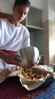 Yetenekli bir kadın lezzetli ve iştah açıcı bir yemek hazırlar. Karıştırma kabında taze elma parçaları kullanır.