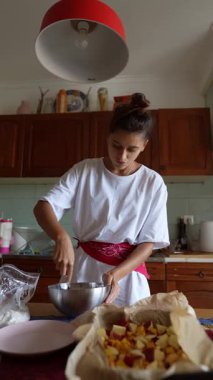 Sıcak bir mutfakta genç bir aşçı, olağanüstü yaratıcılığını sergileyerek taze malzemeler hazırlar.