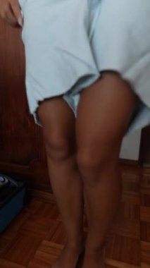 Son moda kot şortlar ve geziler için mükemmel bir üstle eşleştirilmiş şık, sıradan bir yaz kıyafeti.