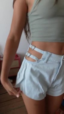 Havalı kesim şortlardan oluşan şık bir yaz kıyafeti şık bir bluzla eşleştirilmiş, günlük geziler için ideal.