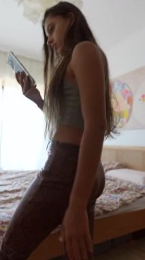 Havalı ve modaya uygun bir moda sahnesi. Güzel doğal ışığın ortasında göze çarpan günlük giysiler.