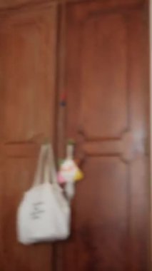 Bu metin parlak bir odada şık bir kıyafet seçmeyi tartışır, kişisel ifade ve moda duygusunu vurgular