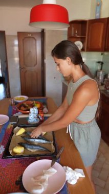 Bir insan, taze balık ve canlı sebzeleri mutfakta ustalıkla hazırlıyor. Etkileyici mutfak becerileri sergiliyor.