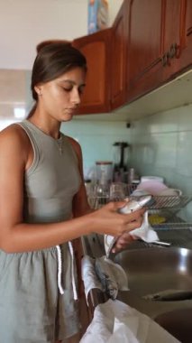 Genç bir kadın modern mutfağında taze balık hazırlıyor ve etkileyici yemek pişirme yeteneklerini sergiliyor.