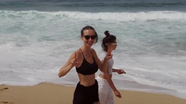 Bir grup arkadaş neşeyle güneşli bir plaj gününün tadını çıkarıyor dalgalarda yüzüyor ve birlikte güzel anıları yakalıyorlar.