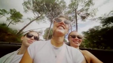 Üç arkadaş güneşli bir yolculukta üstü açık bir arabada eğleniyorlar. Arkadaşlık ve macera sergiliyorlar..