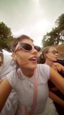 Arkadaşlarla üstü açık bir arabaya binip manzaranın tadını çıkarırken çok güzel anılar yakaladık.