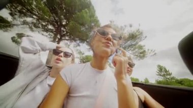 Bu güzel güneşli günde üstü açık arabamızla gezintiye çıktık. İçi kahkaha ve neşe doluydu.