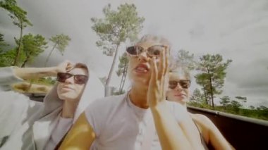 Üç yakın arkadaş, güzel doğayla çevrili şık, üstü açık bir arabada harika ve eğlenceli bir yolculuk yapıyorlar.