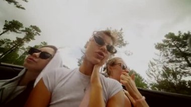 Üstü açık şık arkadaşlarla heyecanlı ve eğlenceli bir gezintinin tadını çıkarırken doğanın ortasında gülüp kaynaşıyorlar.