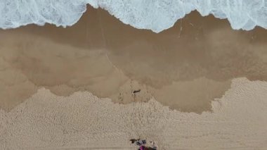 Havadan çekilen görüntüler sakin sahil dalgalarını, kumlu kıyıları ve hareketli aktiviteleri yakalıyor. Mükemmel bir kaçış yolu sunuyor.