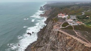 Görkemli uçurumların, çarpan dalgaların ve büyüleyici deniz fenerinin inanılmaz hava manzarasını tecrübe edin.