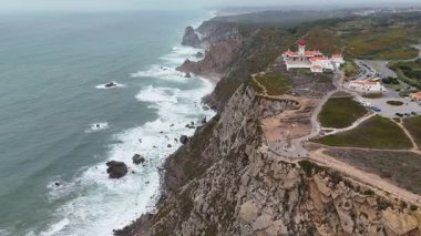 Uçurumların nefes kesici manzarası ve okyanus kıyısında bir deniz feneri, büyüleyici doğal güzellikler sergiliyor..