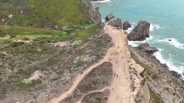 Hava manzarası, engebeli uçurumların, çarpıcı manzaraların ve çarpan dalgaların yer aldığı nefes kesici bir kıyı şeridi yakalar.