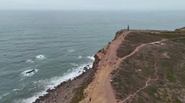 Kıyı uçurumlarının havadan görünüşü, manzaralı yürüyüş yolları ve çarpan okyanus dalgaları nefes kesici bir manzara yaratıyor.