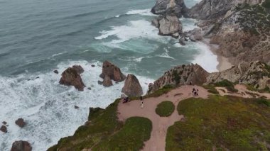 Kesinlikle nefes kesici, kayalık uçurumlar ve manzaralı bir sahil şeridi boyunca güçlü okyanus dalgaları.