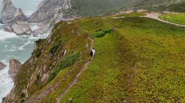 Bereketli yeşillik ve nefes kesici okyanus manzaralı çarpıcı bir sahil yolu tüm yürüyüş meraklıları için mükemmeldir.