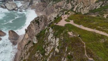 Uçurumların, okyanus dalgalarının ve yürüyüşçülerin nefes kesici kıyı manzarasının tadını çıkardıkları çarpıcı bir hava manzarası yaşayın.