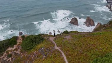 Okyanus boyunca güzel manzaralı bir yürüyüşe çıkarken nefes kesici kıyı manzarasına dalın.