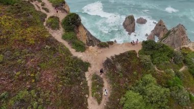 Yeşillik ve dalgaların sesi ile çevrili çarpıcı bir sahil yolu boyunca heyecanlı bir yolculuğa çıkın.