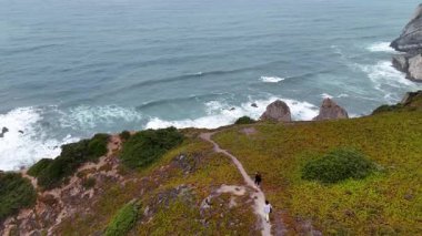 Çarpışan dalgaların ve engebeli kaya oluşumlarının çarpıcı görüntüleriyle nefes kesici bir kıyı yolu keşfedin.