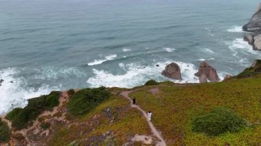 Kayalık kıyıların ve çarpan dalgaların yanındaki kıyı şeridi boyunca nefes kesici ve nefes kesici manzarayı tecrübe edin.
