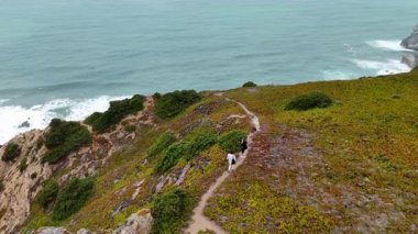 Nefes kesici okyanus manzaraları sunan çarpıcı kıyı yollarını keşfetmek ve keşfetmek, yürüyüş meraklıları için ideal.