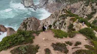 Okyanusa bakan nefes kesici uçurumları keşfedin. Yürüyüşçülerin doğanın güzelliğinden keyif aldıkları yerleri.