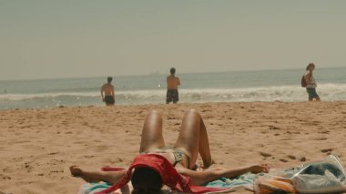 Arkadaşlarla güzel ve güneşli bir plaj gününün tadını çıkarıyorum. Okyanus dalgaları tarafından kaygısız anları yakalıyorum.