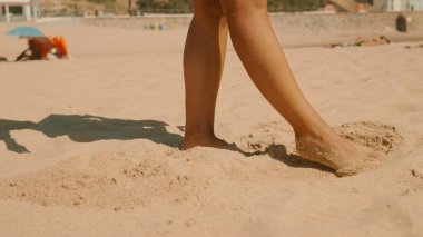 Ayakaltında sıcak kumun ve parlak güneşin tadını çıkarmak, gevşemek ve yaz atmosferini canlandırmak için mükemmel.