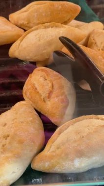 Lezzetli fırınlanmış hamur işleri cam bir kabın içinde güzelce sergilenir, böylece mutfak promosyonları için mükemmel olurlar.