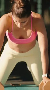 Fitnes odaklı egzersizler, şık ve rahat aktif giysiler giyerken güç ve esneklik eğitimini vurgular