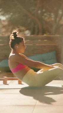 Genç bir kadın, güneş ışığındaki kararlılık ve uygunluğunu gösteren canlı bir çalışma yapar..