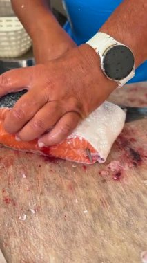 Gurme yemekleri için taze somon kesme ve fileto kesme tekniklerini keşfet ve öğren.