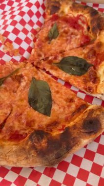 Günlük ve sıcak bir yemek atmosferinde güneşlenirken pizza keyfi sahnesinin tadını çıkarın ve tecrübe edin.