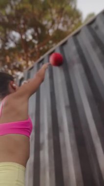 Bir kadının dışarıda sağlık topu kullanması, dayanıklılık ve zindelik göstergesi..