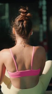 Yogayla meşgul olmak, sağlıklı bir yaşam tarzı ve refahı desteklerken güzel bir şekilde esneklik göstermek.