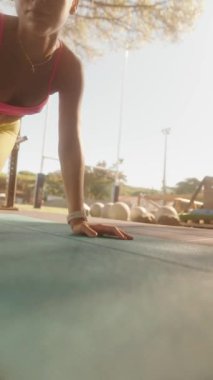 Canlı bir açık hava ortamında dinamik bir fitness egzersizi yapmak hem güç hem de esneklik gösteriyor.