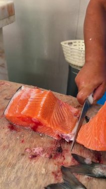 Kendini somon fileto sanatına uzmanlaşmış ellerle ve titiz bir şekilde taze balık hazırlama sanatına ver.
