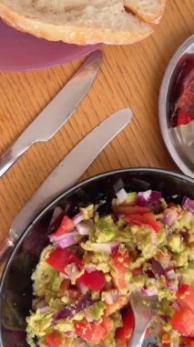 Taze pişmiş ekmek, haşlanmış yumurta ve renkli taze salata içeren canlı ve lezzetli bir kahvaltı.