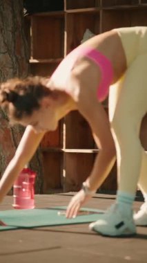 Kendini adamış bir kadın yoğun bir açık hava antrenmanına katılır. Enerjisini ve azmini sergiler.