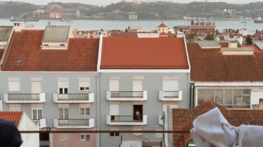 Büyüleyici su manzaralı büyüleyici şehir çatıları kentsel yaşam tarzı için mükemmel bir ortam yaratıyor.