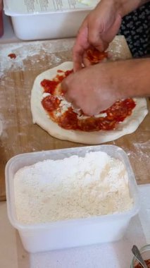 Taze domates sosu, erimiş peynir ve Hanson yaklaşımlı hamur kullanarak lezzetli bir pizza yapmanın tadını çıkarın.