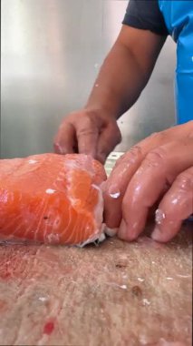 Somon filetosu pişirme sanatında ustalaşmak aşçılıkta mükemmelliği elde etmek için gereklidir.