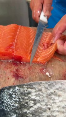 Becerikli eller fileto fileto taze somon, mutfak hassasiyeti ve sanatsal becerileri gözler önüne seriyor.